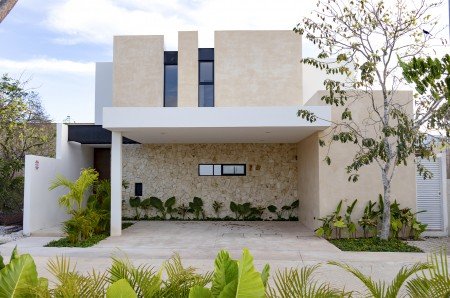 Casa en venta en Plenum Residencial en Merida con 4 habitaciones y alberca